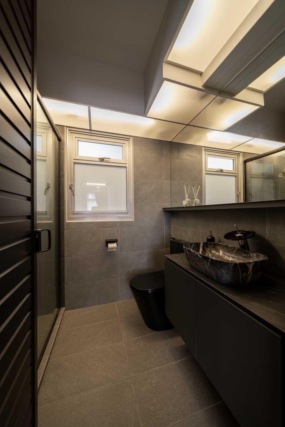 Modern Bathroom with Countertop and Mirror