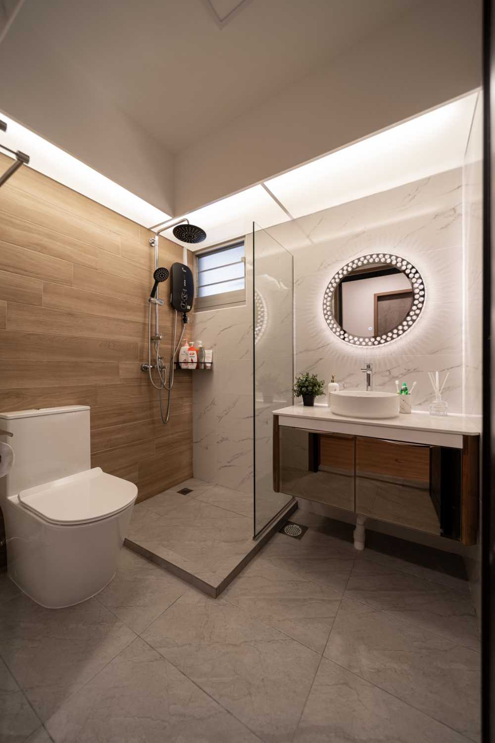 Modern Bathroom with Countertop and Mirror