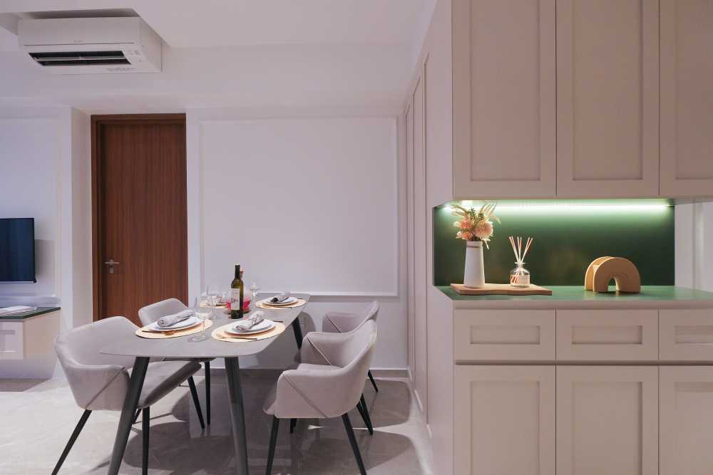 Modern Dining Room with Cove Lighting and Dining Table