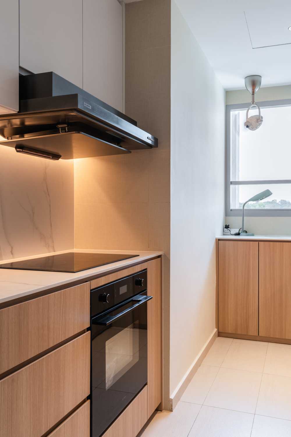 Minimalist Kitchen with Open Kitchen and Kitchen Backsplash