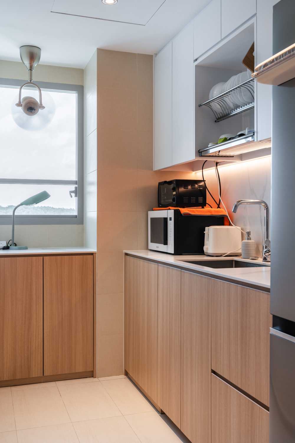 Minimalist Kitchen with Open Kitchen and Kitchen Backsplash