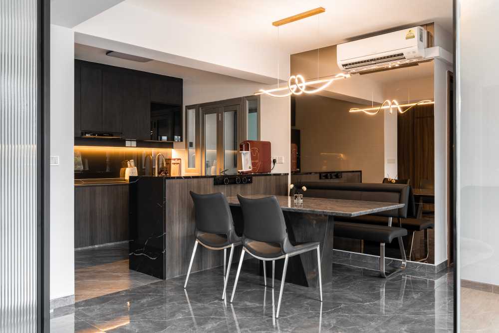 Modern Kitchen with Kitchen Backsplash and Kitchen Accessories