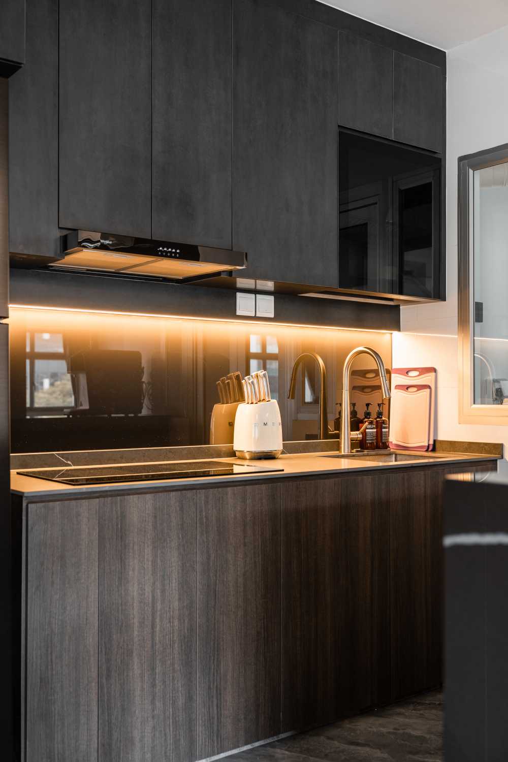 Modern Kitchen with Kitchen Window and Kitchen Island