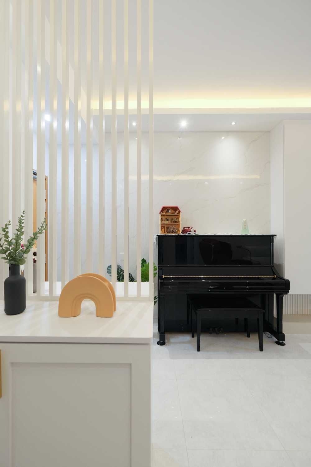 Modern Entryway with Panelling and Shoe Rack