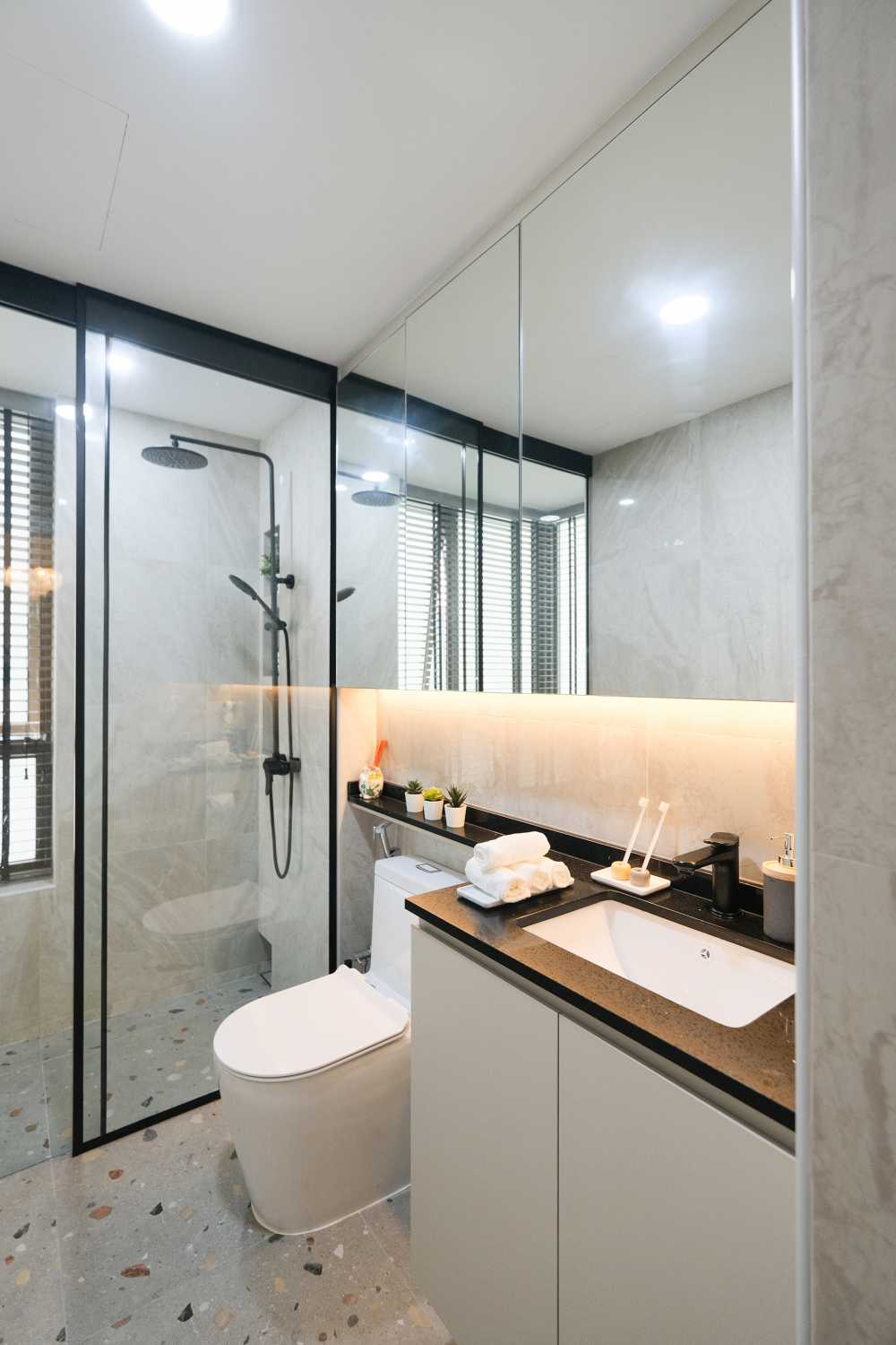 Modern Bathroom with Mirror and Rainshower
