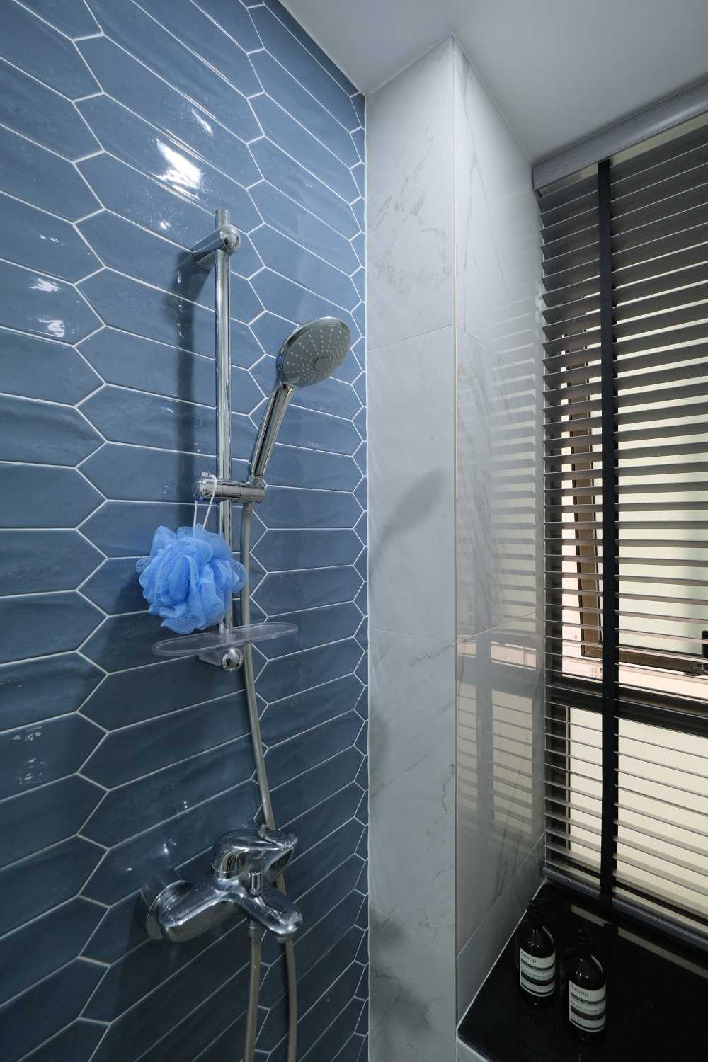 Modern Bathroom with Feature Wall and Bathroom Accessories