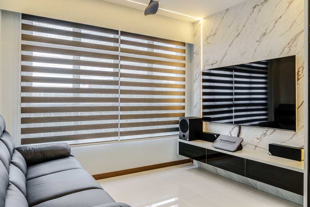 Contemporary Living Room with Homogeneous Tiles and Feature Wall