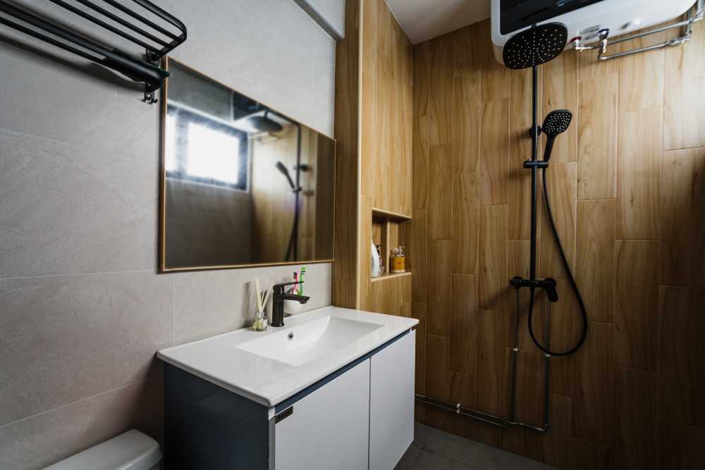 Contemporary Bathroom with Homogeneous Tiles and Mirror