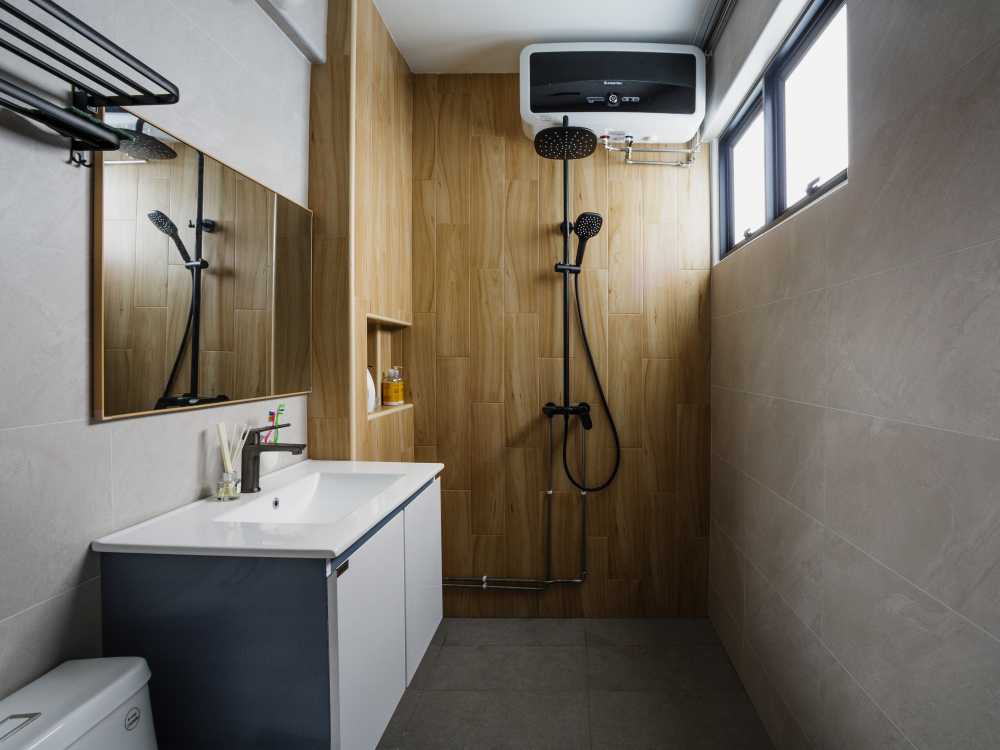 Contemporary Bathroom with Mirror and Bathtub