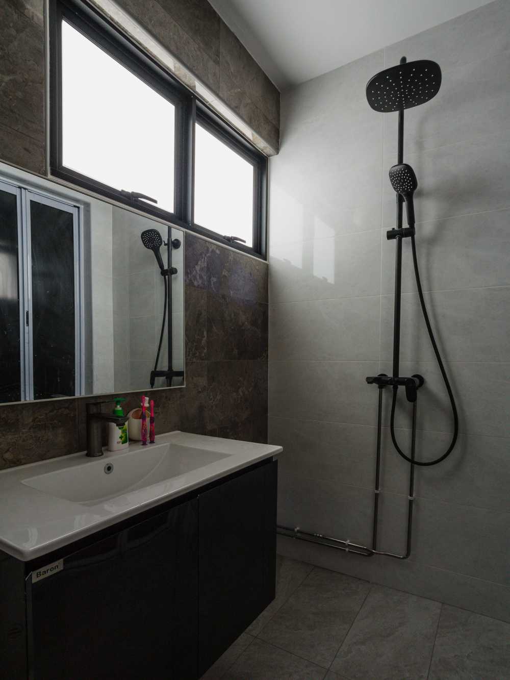 Contemporary Bathroom with Homogeneous Tiles and Bathroom Storage