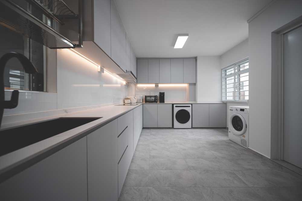 Modern Kitchen with Countertop and Homogeneous Tiles