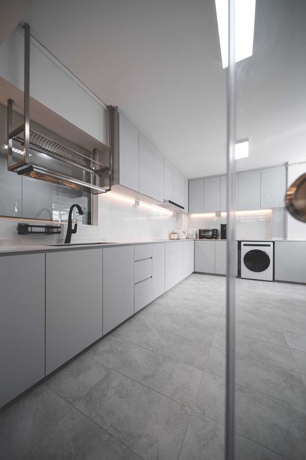 Modern Kitchen with Countertop and Kitchen Island