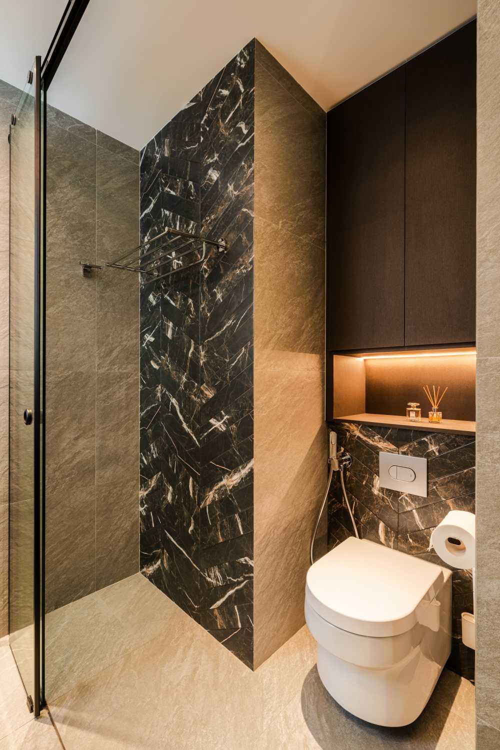 Contemporary Bathroom with Homogeneous Tiles and Mirror