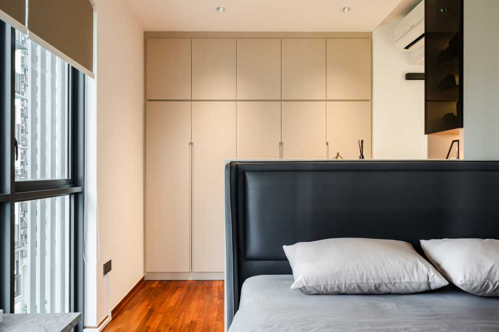 Contemporary Bathroom with Homogeneous Tiles and Bathroom Storage