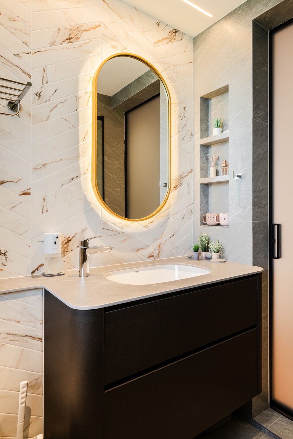 Contemporary Bathroom with Vinyl Flooring and Mirror