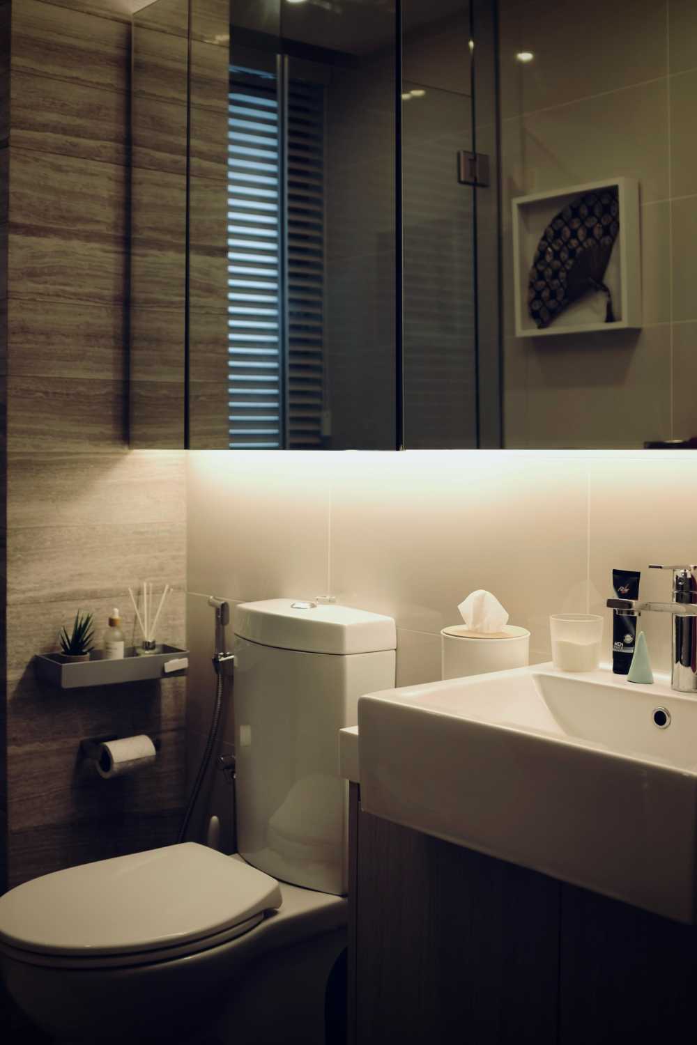 Industrial Bathroom with Countertop and Homogeneous Tiles
