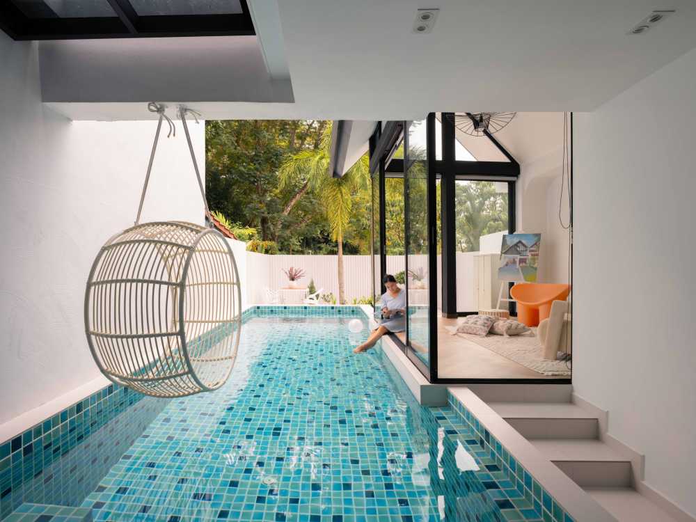 Minimalist Courtyard with Vinyl Flooring and Homogeneous Tiles
