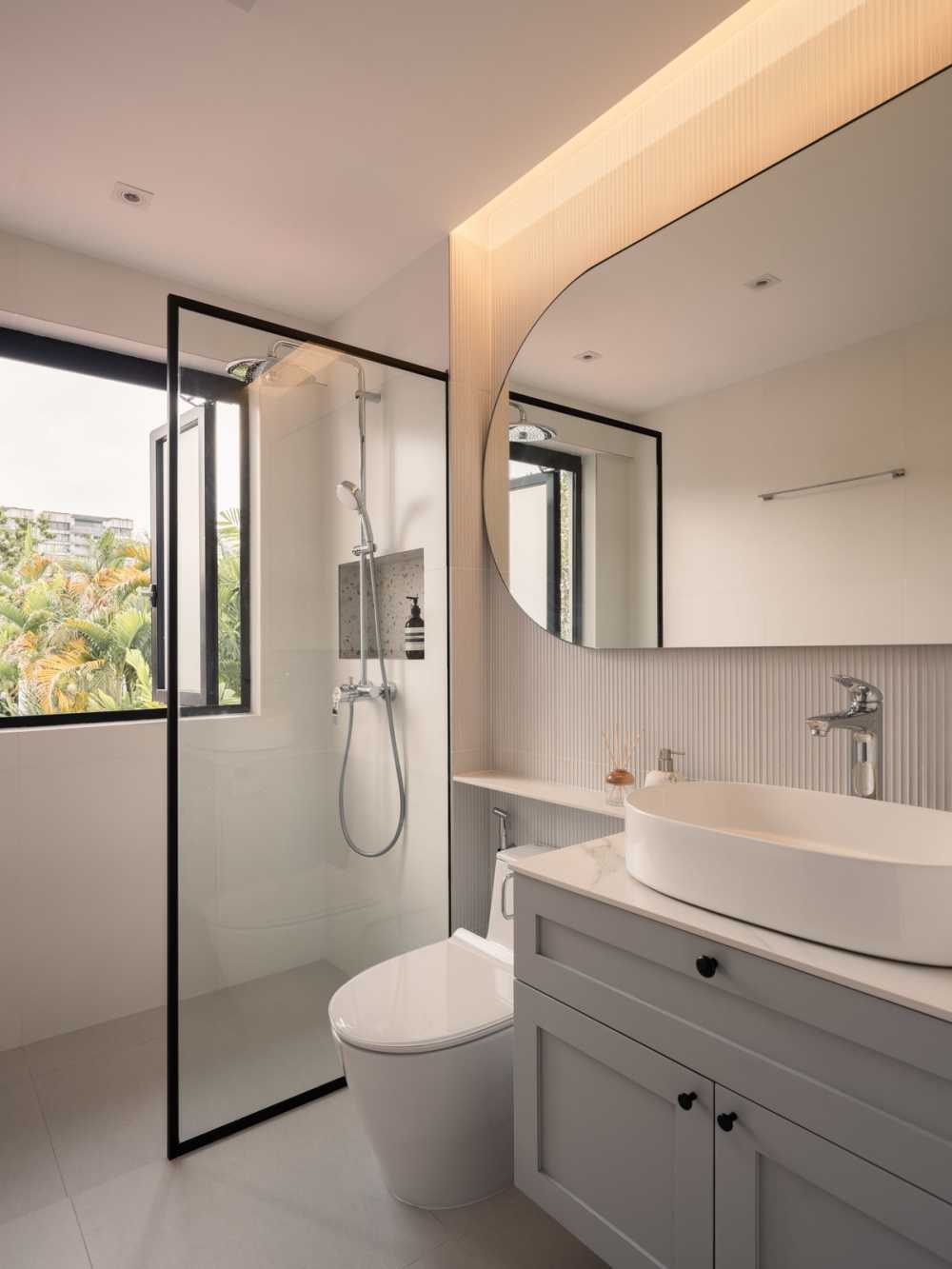 Minimalist Bathroom with Countertop and Homogeneous Tiles