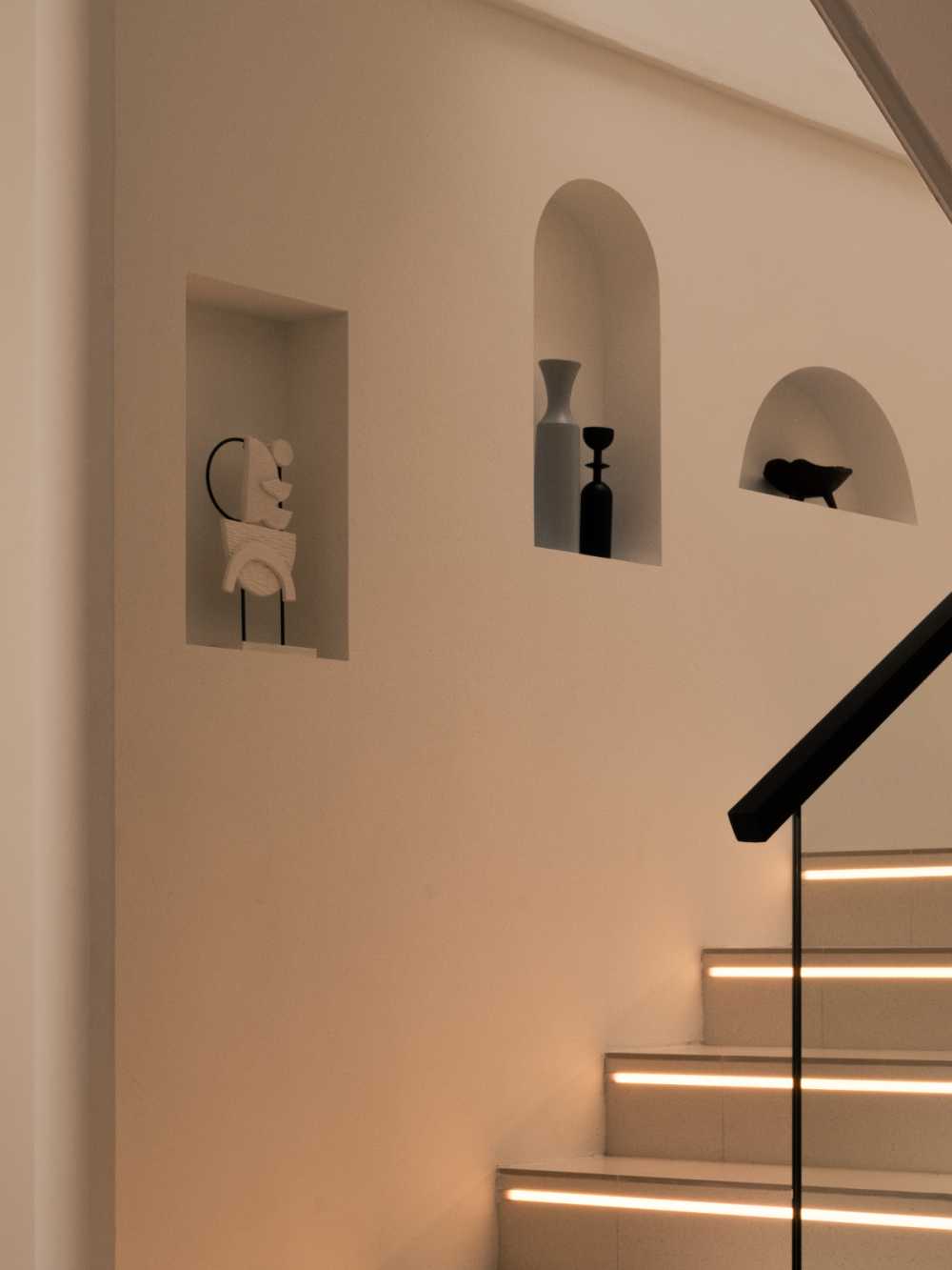Minimalist Living Room with Homogeneous Tiles and Feature Wall