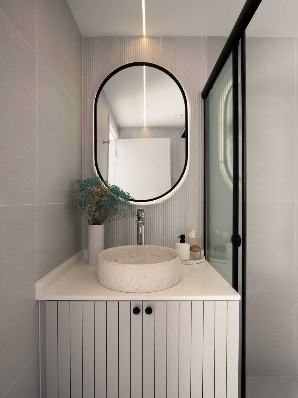 Minimalist Bathroom with Countertop and Homogeneous Tiles