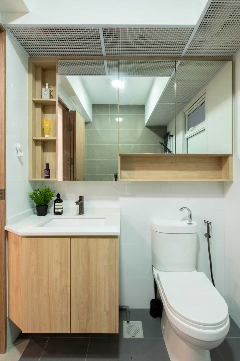 Modern Bathroom with Countertop and Mirror