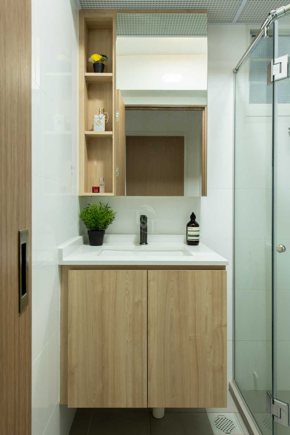 Modern Bathroom with Countertop and Mirror