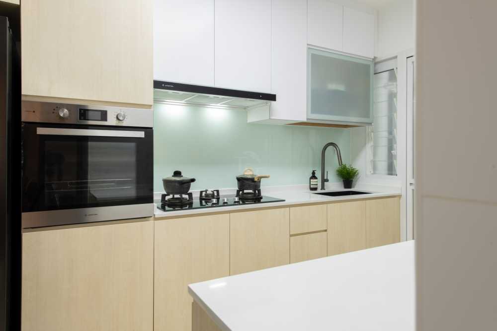 Modern Kitchen with Homogeneous Tiles and Open Kitchen