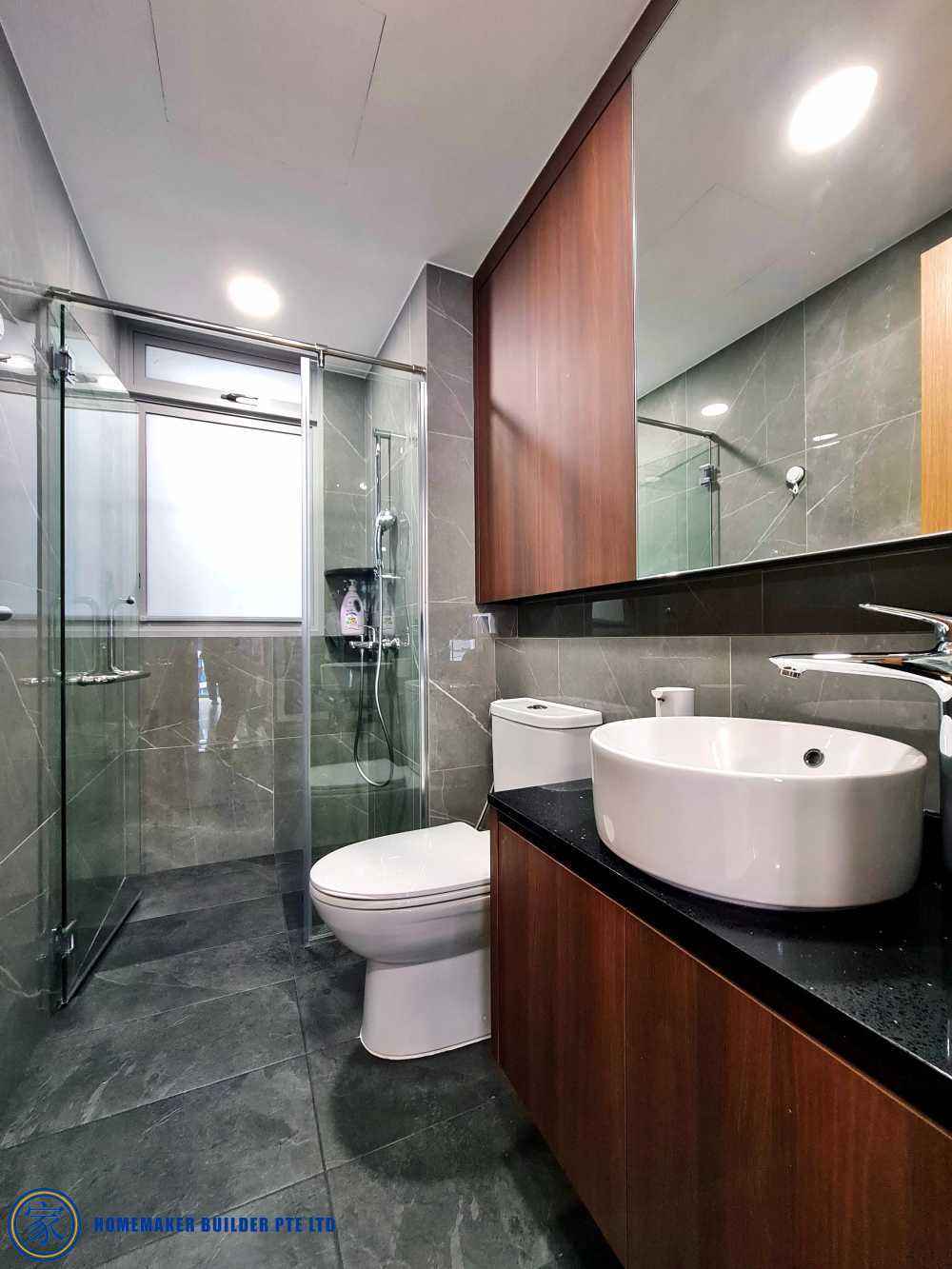 Contemporary Bathroom with Mirror and Vanity Counter