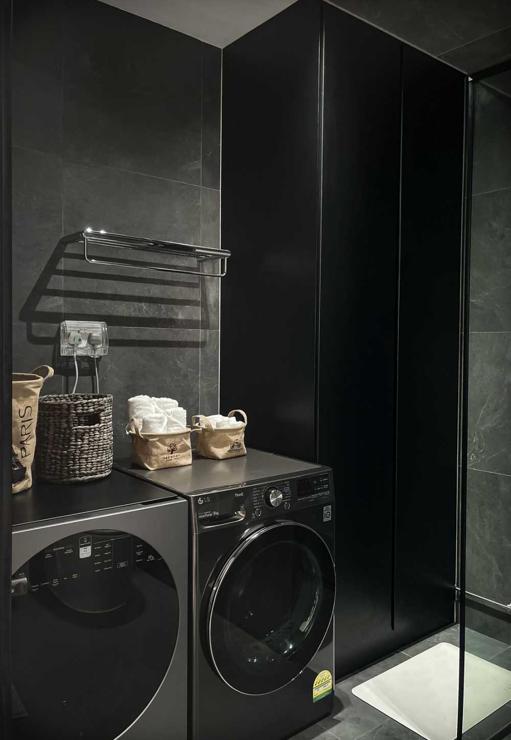 Modern Bathroom with Homogeneous Tiles and Shower Screen