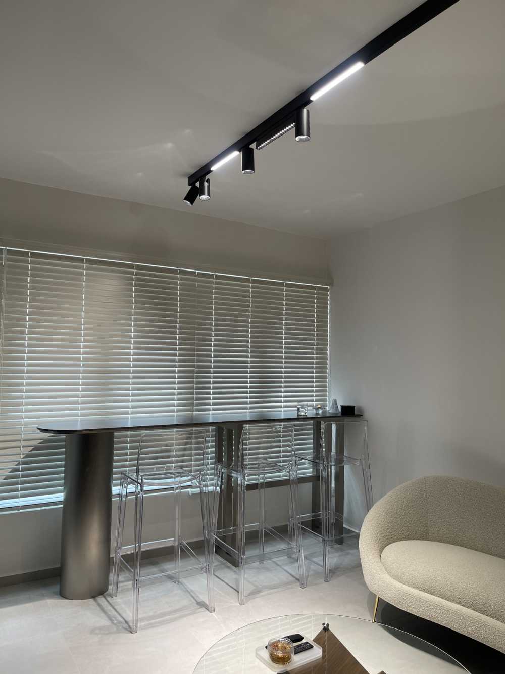 Modern Living Room with Countertop and Homogeneous Tiles