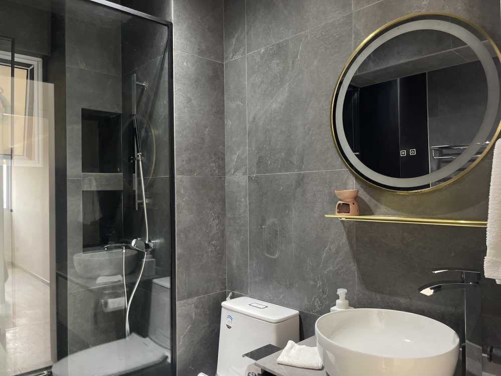 Modern Bathroom with Homogeneous Tiles and Mirror