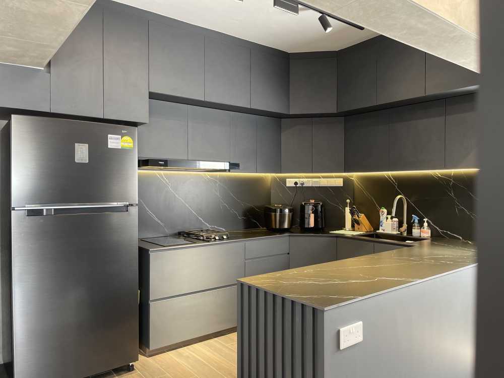 Modern Kitchen with Countertop and Homogeneous Tiles