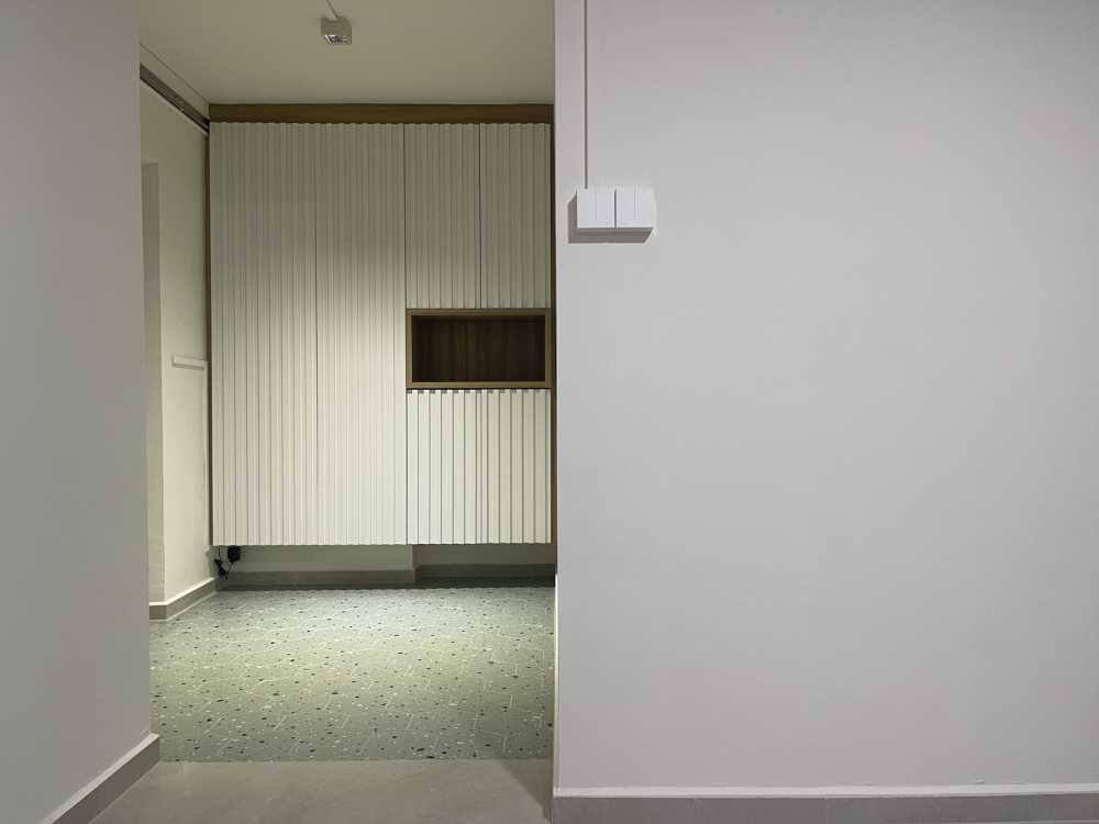 Contemporary Foyer with Homogeneous Tiles and Feature Wall