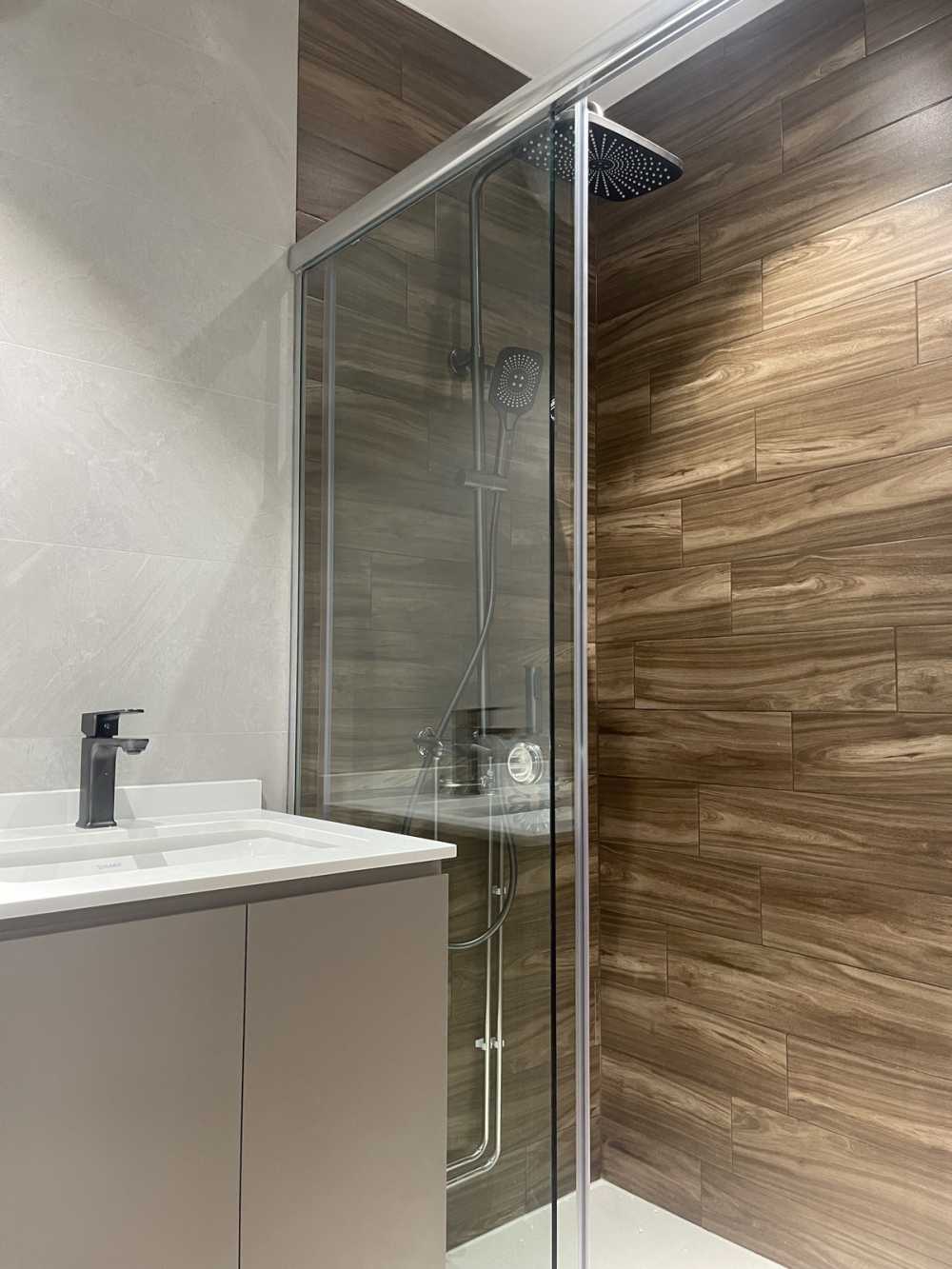 Contemporary Bathroom with Countertop and Homogeneous Tiles