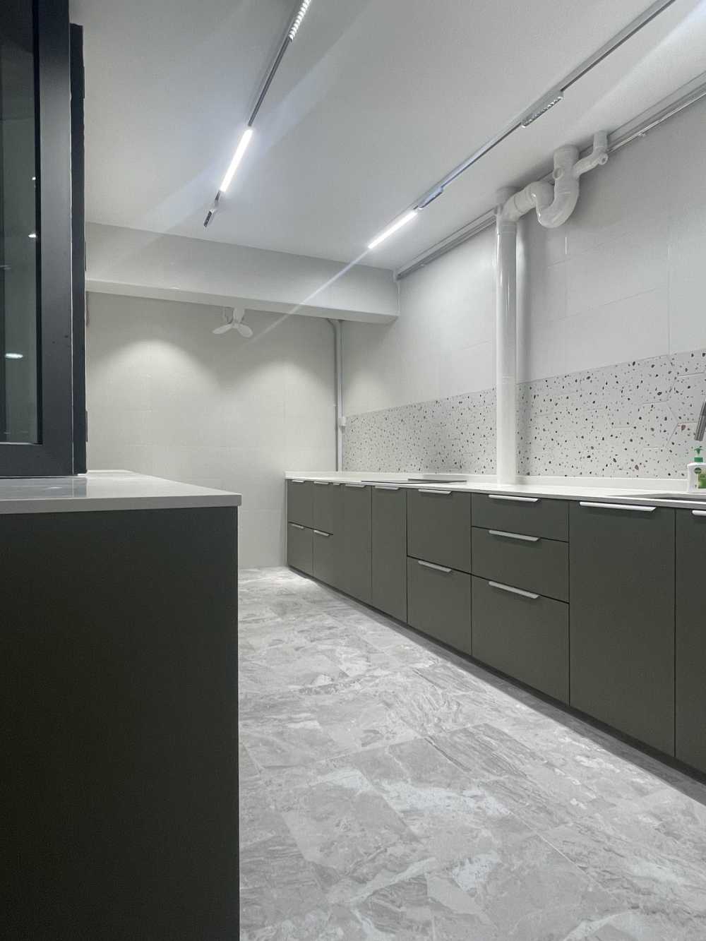 Contemporary Kitchen with Countertop and Homogeneous Tiles