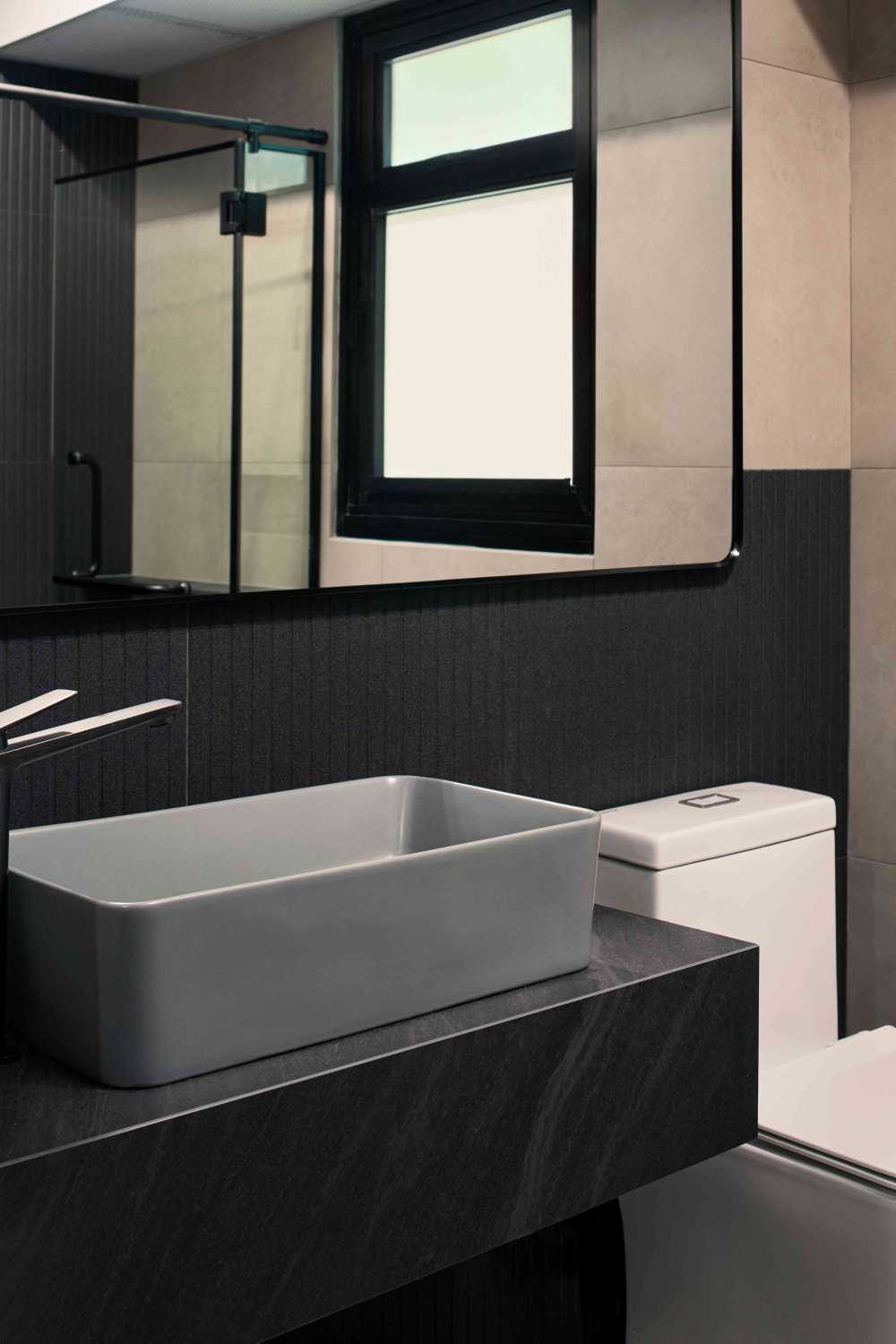 Modern Bathroom with Countertop and Mirror