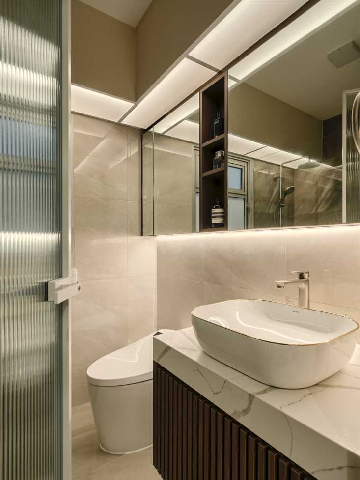 Modern Bathroom with Countertop and Mirror