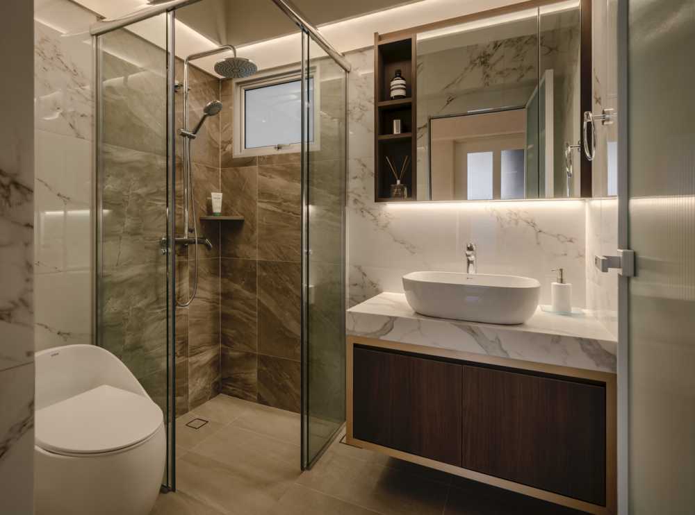 Modern Bathroom with Countertop and Mirror