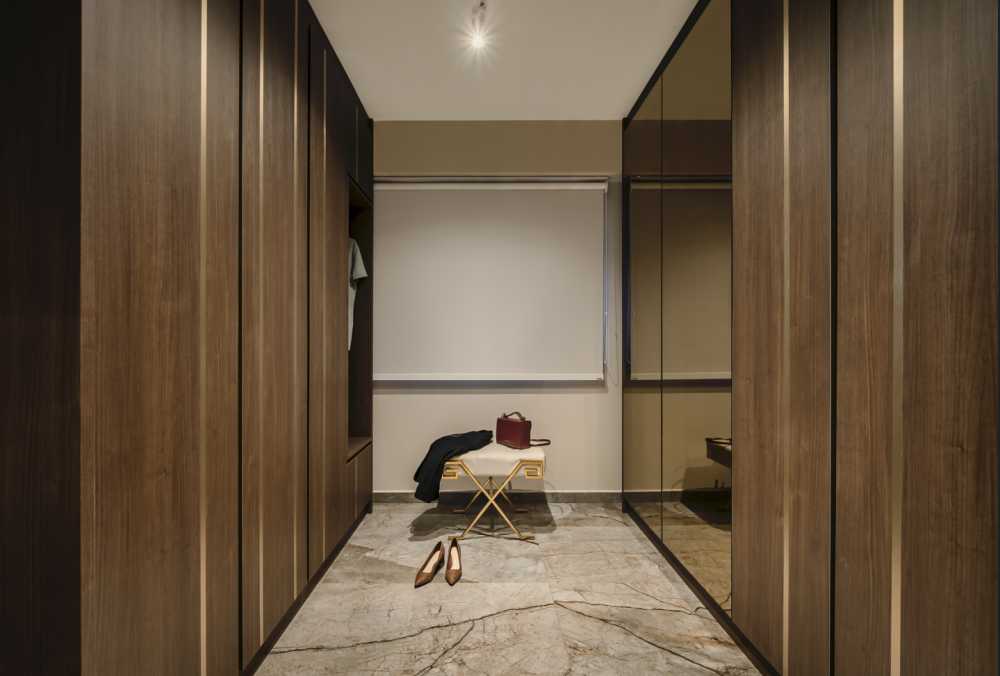 Modern Walk-in Wardrobe with Mirror and Wardrobe
