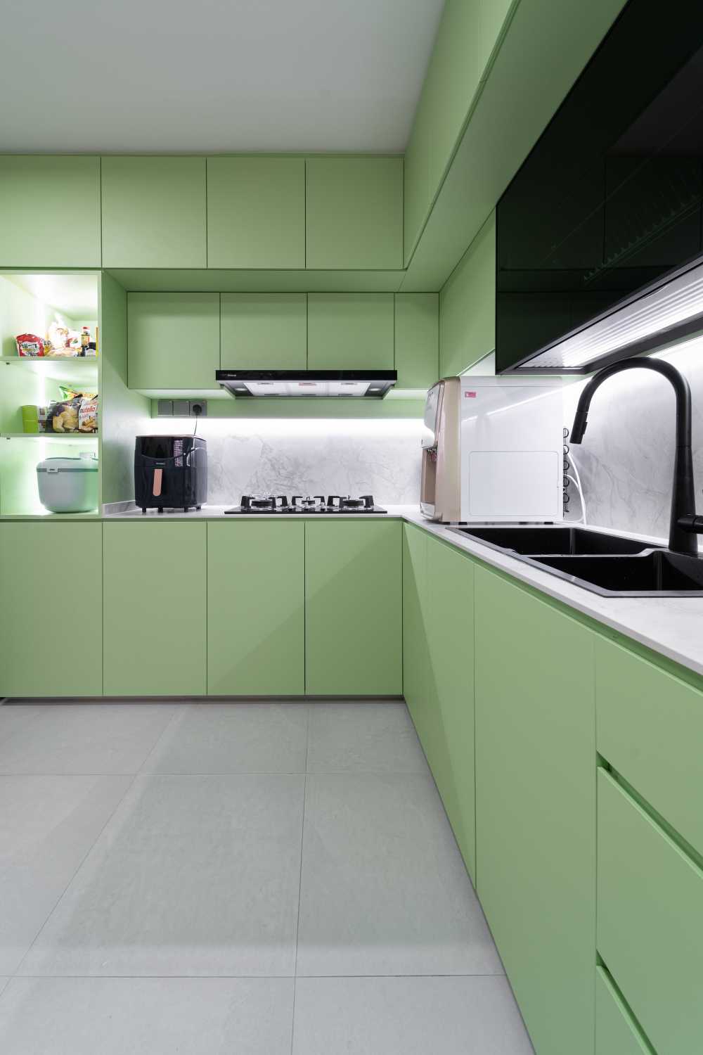 Modern Kitchen with Countertop and Homogeneous Tiles