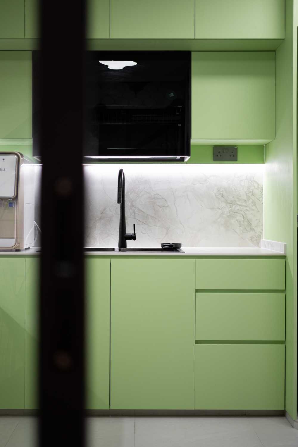 Modern Kitchen with Countertop and Homogeneous Tiles