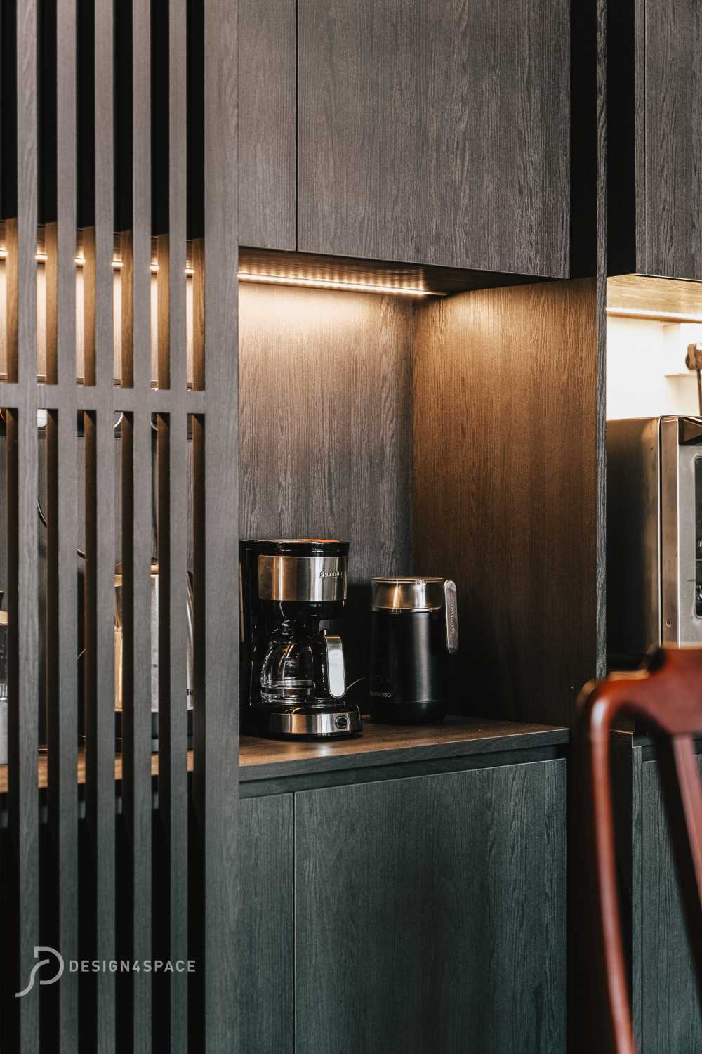 Transitional Kitchen with Homogeneous Tiles and Herringbone Tiling