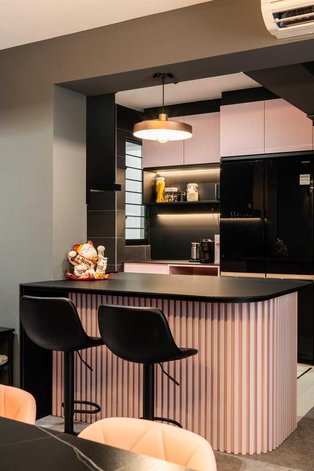 Modern Kitchen with Kitchen Backsplash and Kitchen Accessories