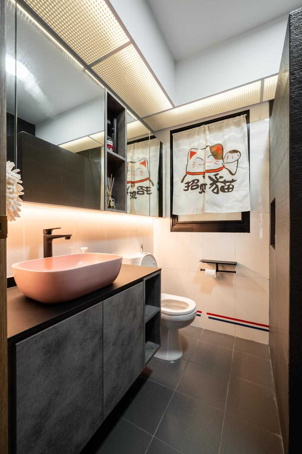Modern Bathroom with Mirror and Bathroom Storage