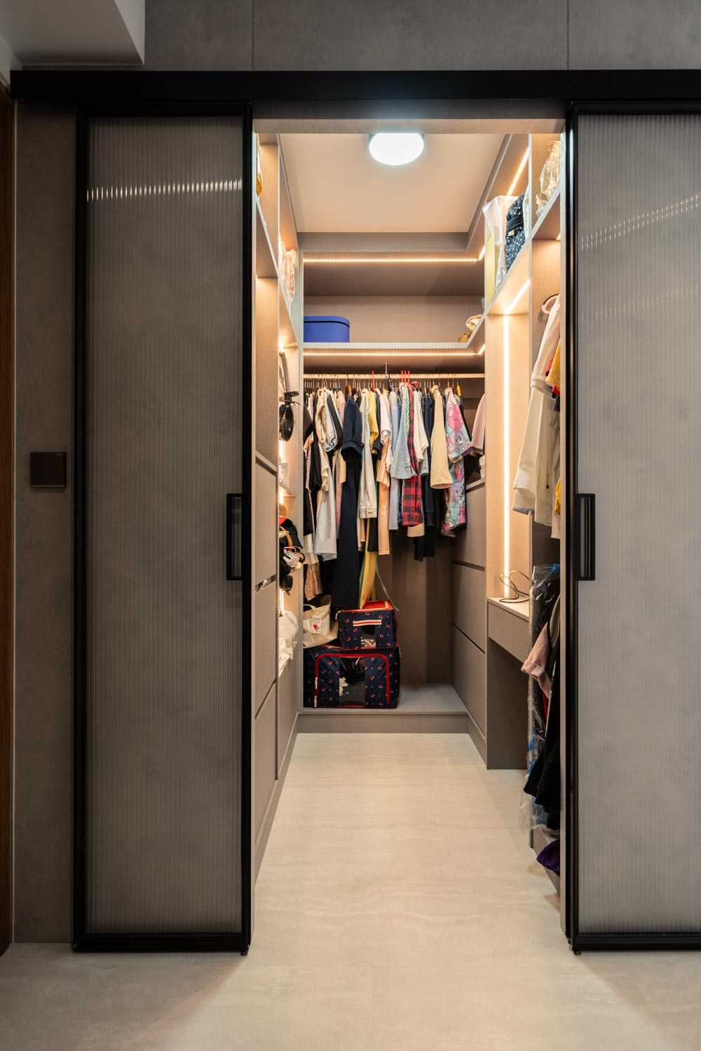 Modern Walk-in Wardrobe with Mirror and Wardrobe