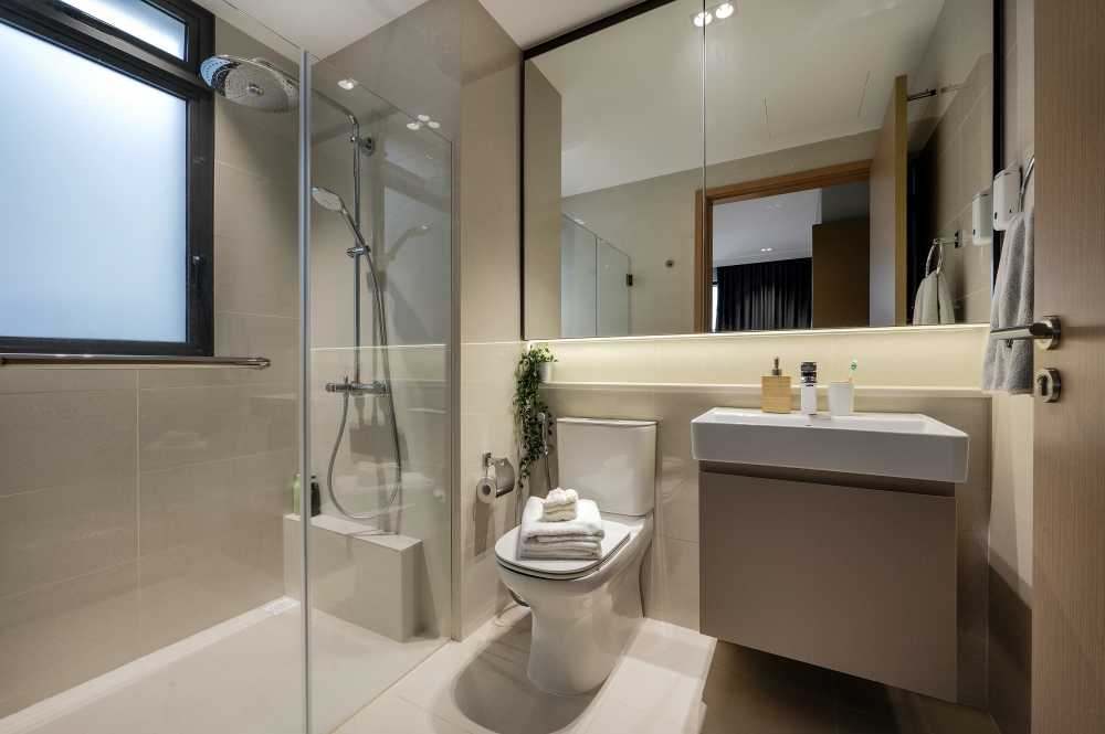 Minimalist Bathroom with Countertop and Homogeneous Tiles