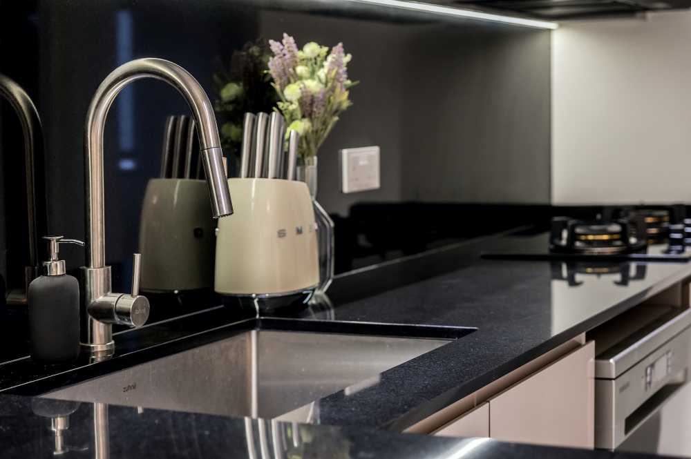 Minimalist Kitchen with Homogeneous Tiles and Kitchen Island