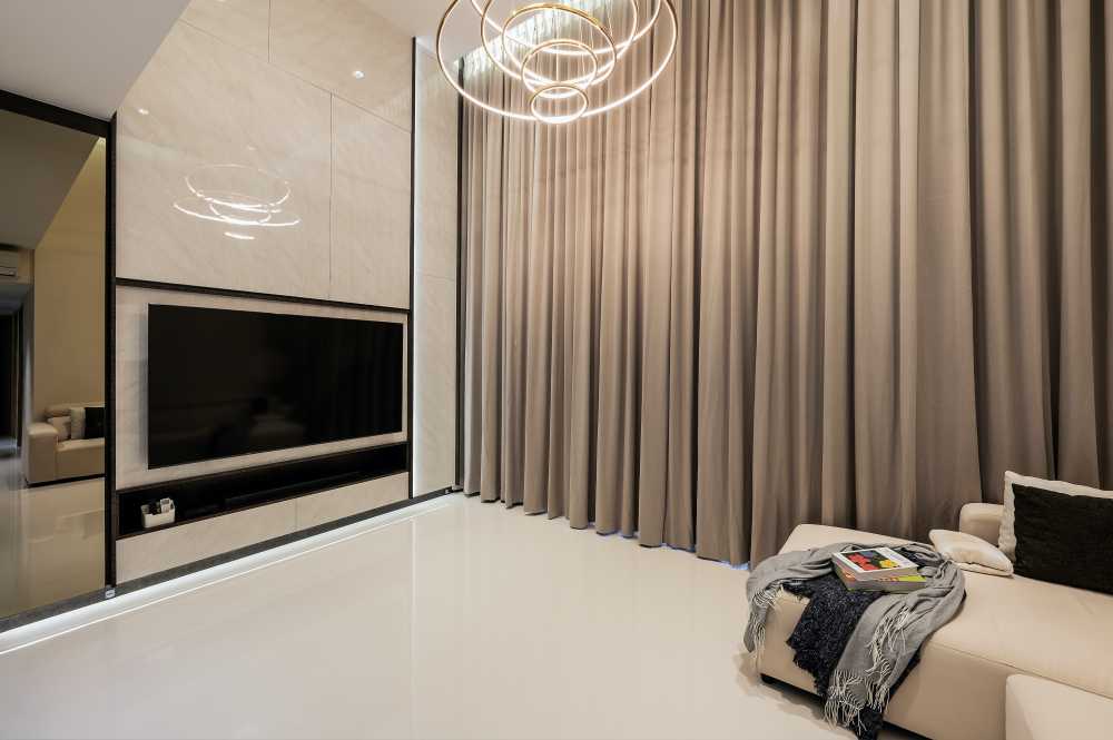 Minimalist Living Room with Homogeneous Tiles and Feature Wall