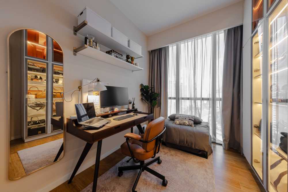 Modern Home Office with Mirror and Desk