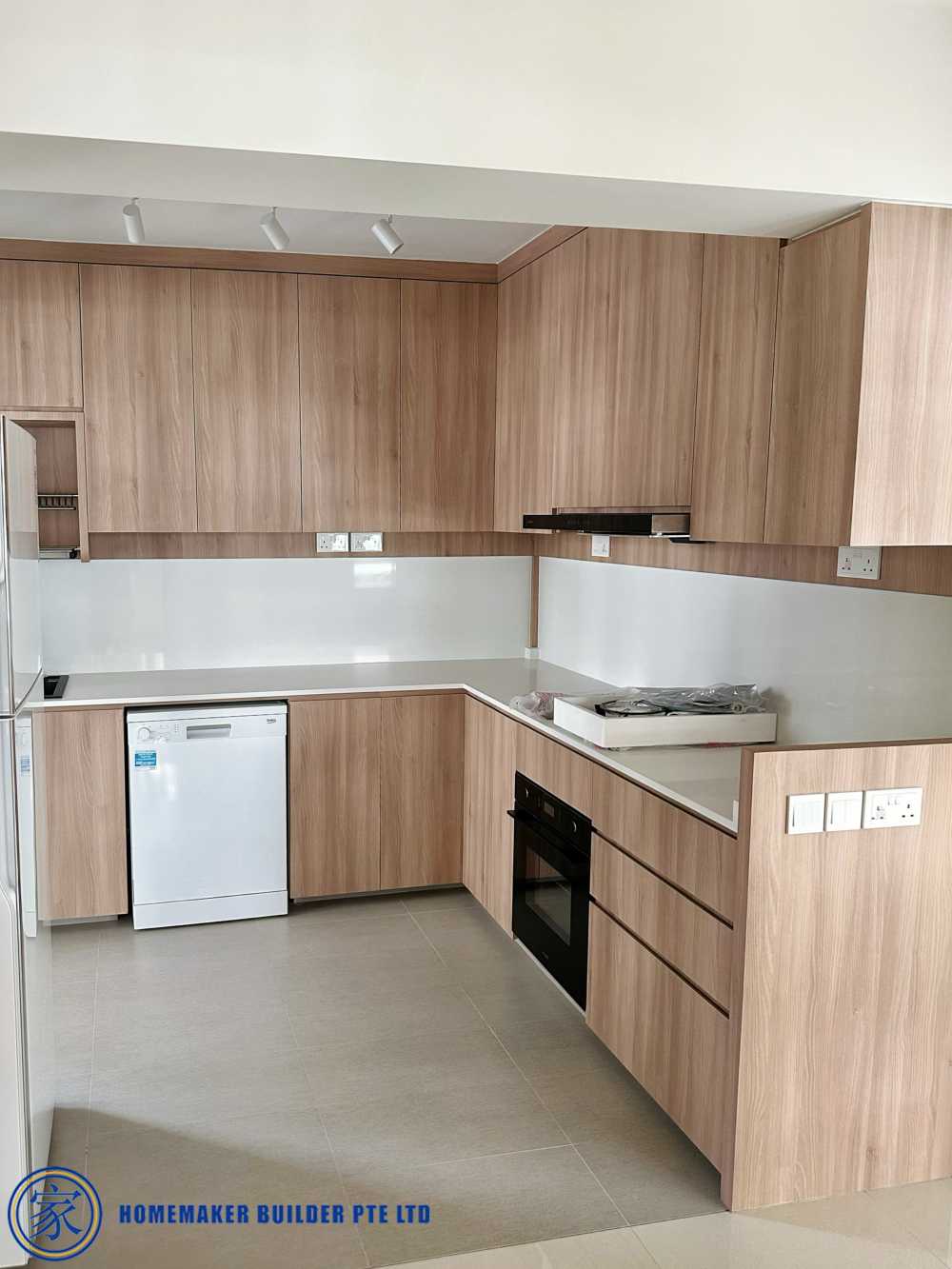 Scandinavian Kitchen with Open Kitchen and Kitchen Backsplash